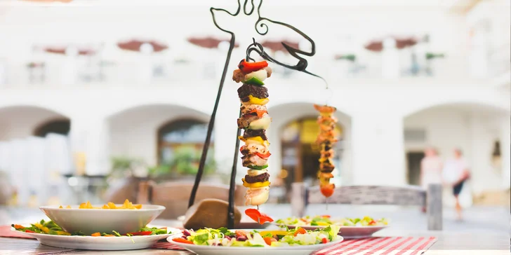 Efektně servírované špízy s hranolky a salátem: lososový nebo mix grill pro 1 či 2