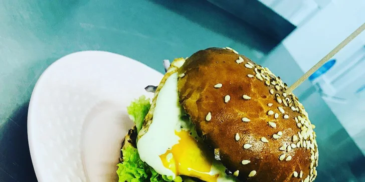 Hovězí burger s vajíčkem, domácí hranolky a bylinková majonéza pro jednoho