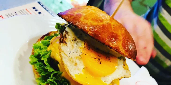Hovězí burger s vajíčkem, domácí hranolky a bylinková majonéza pro jednoho