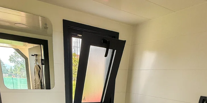 K dispozícii je kúpeľňa so sprchovacím kútom, umývadlom a toaletou.