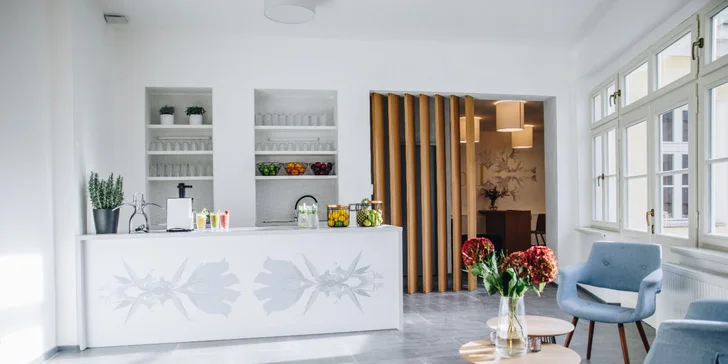 Individuální péče o záda: masáž zad, rašelinový zábal a skvělý fresh juice