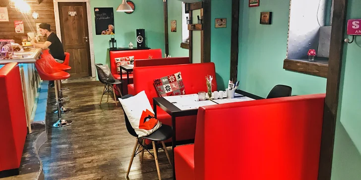 Hovězí burger s vajíčkem, domácí hranolky a bylinková majonéza pro jednoho