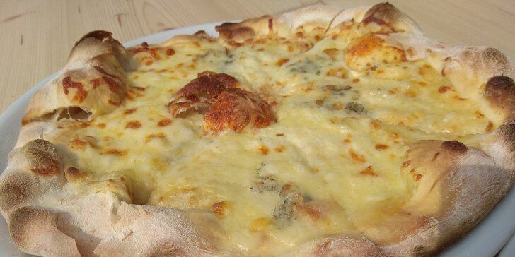 Pizza u parádního hřiště: 1–4 kola o průměru 32 cm podle výběru z 10 druhů