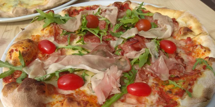 Pizza u parádního hřiště: 1–4 kola o průměru 32 cm podle výběru z 10 druhů