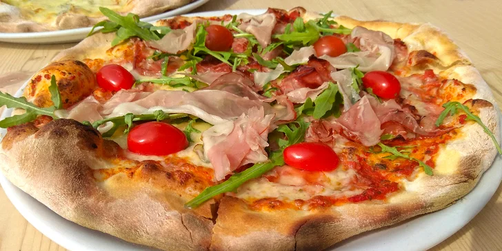Pizza u parádního hřiště: 1–4 kola o průměru 32 cm podle výběru z 10 druhů