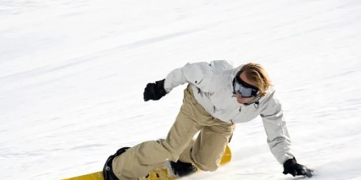 2170 Kč za 20 hodin výuky lyžování nebo snowboardingu v hodnotě 2970 Kč