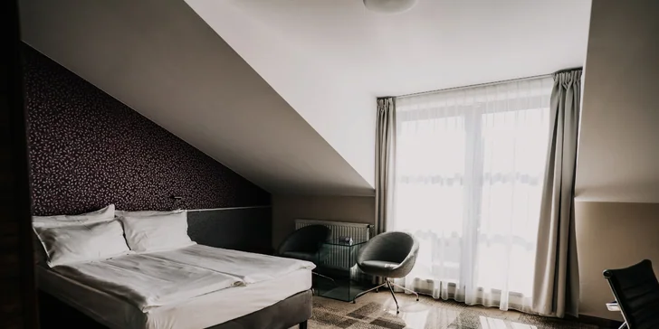 Nájdete tu veľkú manželskú posteľ (je tu možnosť aj jednej prístelky) a kúpeľňu s toaletou a sprchou.