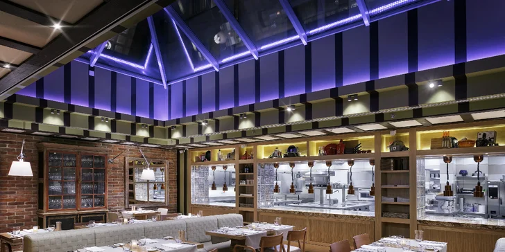 Next Door spojuje restauraci a bistro, díky otevřené kuchyni uvidíte kuchařům pod ruce. 
