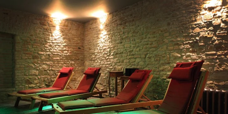 Udělejte si pohodlí na relaxačním lůžku.