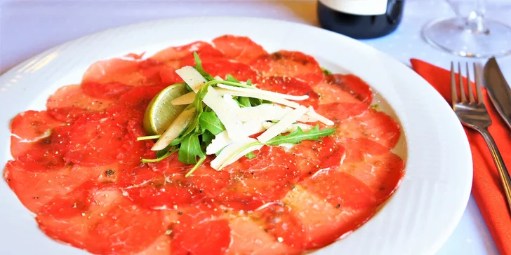 4chodové menu: carpaccio, dlouze tažený hovězí vývar, flank steak i dezert