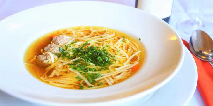 4chodové menu: paštika, dlouze tažený hovězí vývar, flank steak i dezert