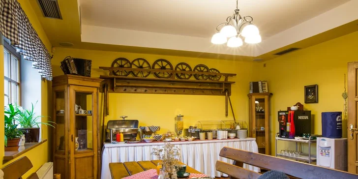 Vaří se z lokálních surovin a bylinky má restaurace přímo z vlastní zahrádky.