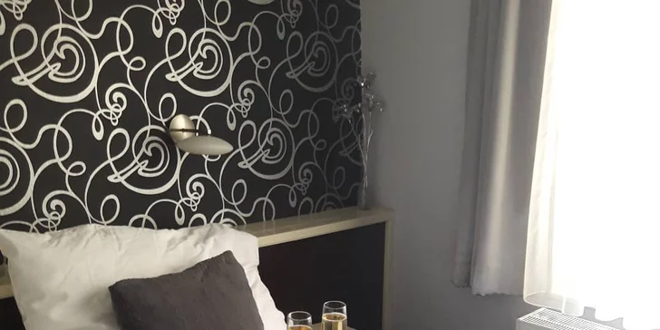 Ak si vyberiete pobyt v izbe Deluxe, tak si raňajky užijete na izbe a dostanete k nim aj pohár prosecca.