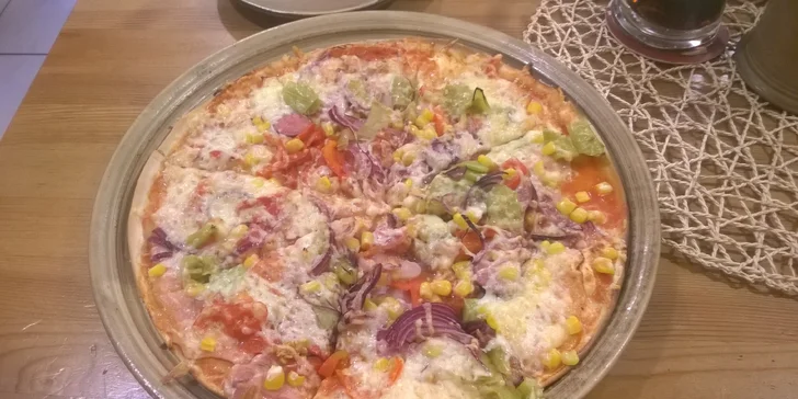 Dvě křupavé pizzy o průměru 32 cm na odnos s sebou a limonáda
