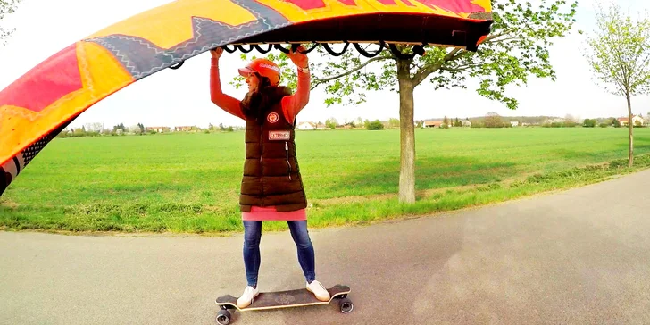 Kurz wing-boardingu na longboardu nebo kolečkových bruslích: příprava na jízdu na vodě
