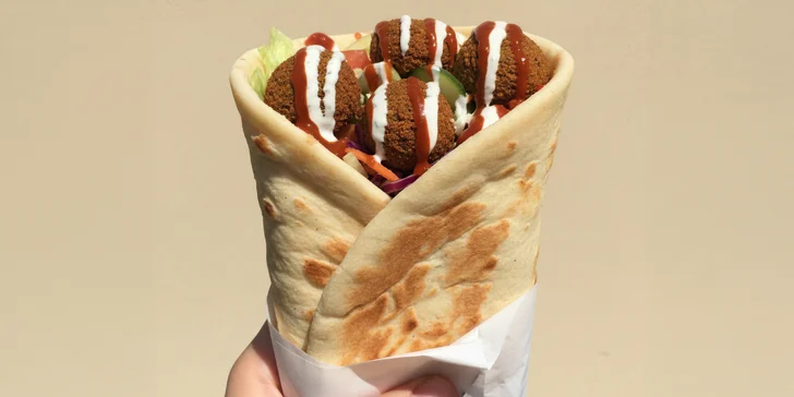  Fanoušci tortill zvolí dürüm, velcí hladovci pak sáhnou po kebab boxu nebo talíři.