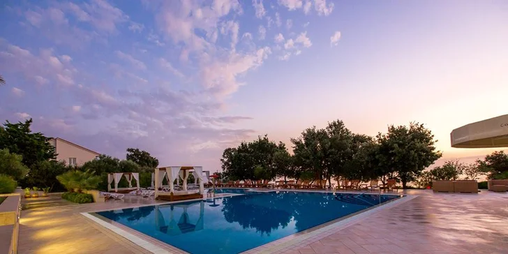 4* dovolená na chorvatském ostrově Pag: all inclusive i bazény, 2 děti zdarma