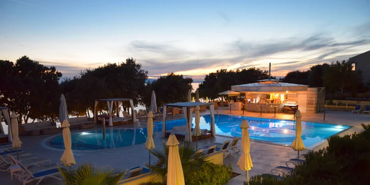 4* dovolená na chorvatském ostrově Pag: all inclusive i bazény, 2 děti zdarma