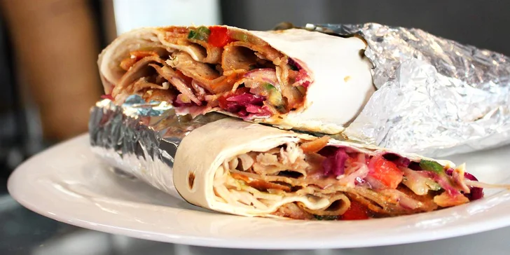 Street box s hranolky, kebab talíř i dürüm s nápojem kousek od Palmovky