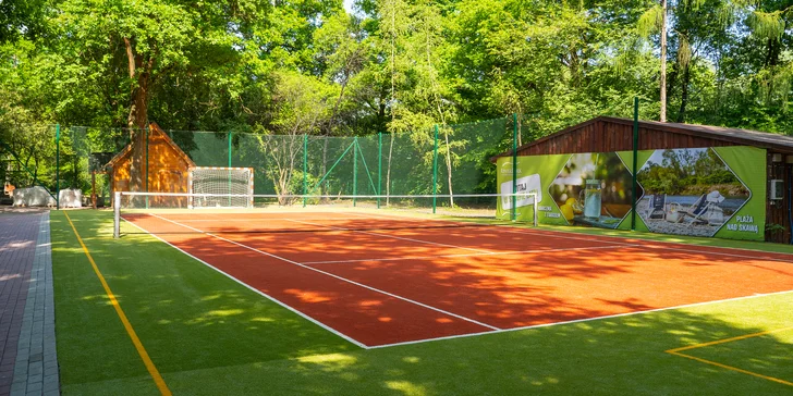 K dispozícii je aj volejbalové či basketbalové ihrisko.