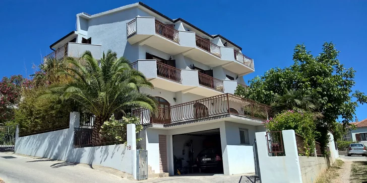 Chorvatské letovisko Mali Rat: doprava a 7 nocí v hotelu 120 m od pláže