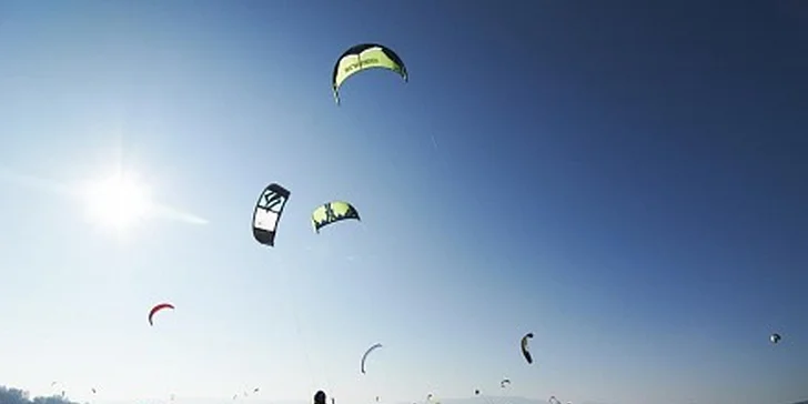 490 Kč za kurz snowkitingu - více než 2 hodiny adrenalinu v hodnotě 990 Kč