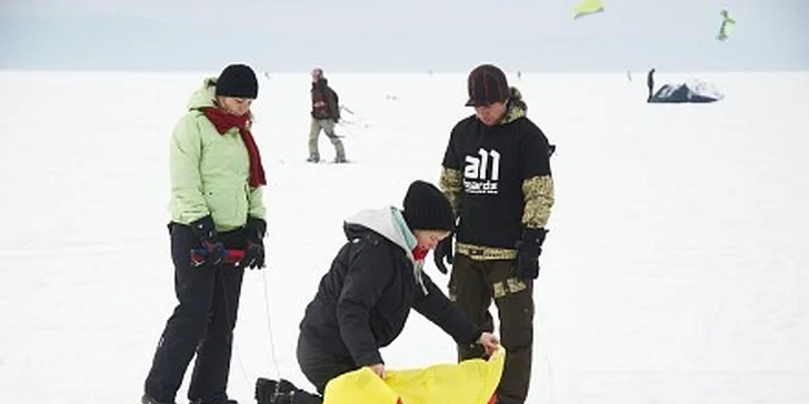 490 Kč za kurz snowkitingu - více než 2 hodiny adrenalinu v hodnotě 990 Kč