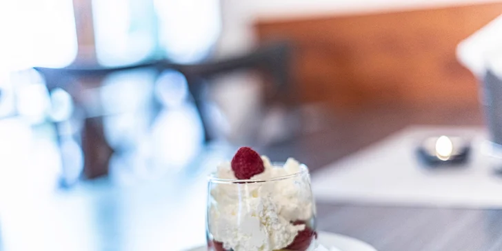 Jednou za pobyt si vychutnáte také zákusek domácí výroby v rodinné kavárně Patio Caffé (vzdálené od penzionu cca 3 min. chůze).