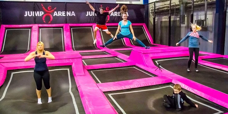Hodina zábavy na trampolínách a nafukovacích atrakcích v Jump Areně Zličín