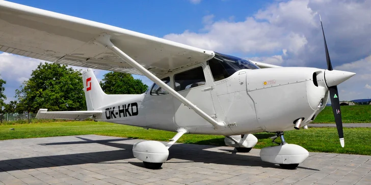 Pasažér, který bude sedět vpředu, bude moci pozorovat pilotování z první ruky vč. budíků letadla a řízení.