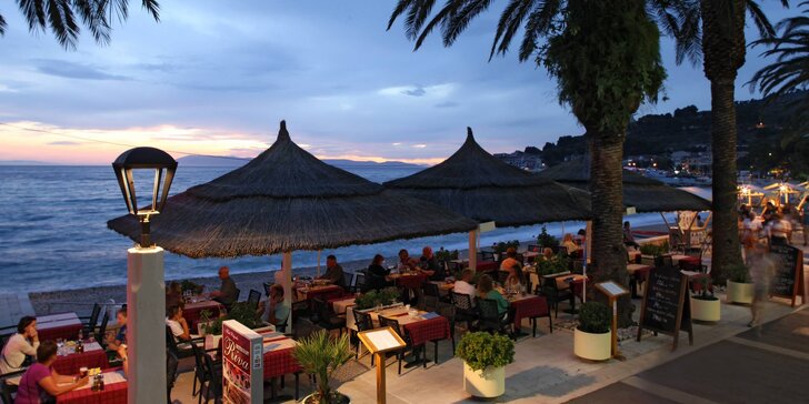 Až 7 nocí v chorvatské Podgoře: dovolená s polopenzí v hotelu přímo u pláže
