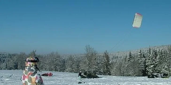 490 Kč za kurz snowkitingu - více než 2 hodiny adrenalinu v hodnotě 990 Kč