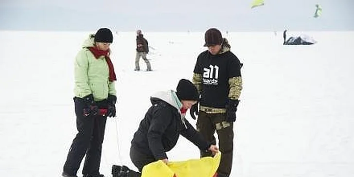 490 Kč za kurz snowkitingu - více než 2 hodiny adrenalinu v hodnotě 990 Kč