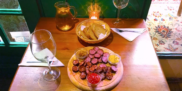 Vinotéka Malá Morava: džbánek vína a klobásové či sýrové prkénko pro 2 osoby