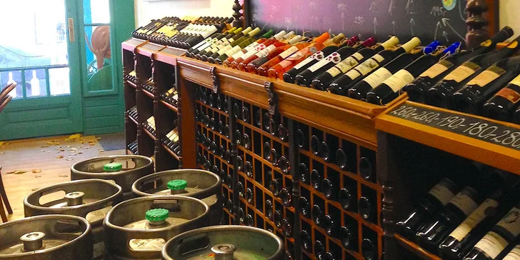 Vinotéka Malá Morava: džbánek vína a klobásové či sýrové prkénko pro 2 osoby