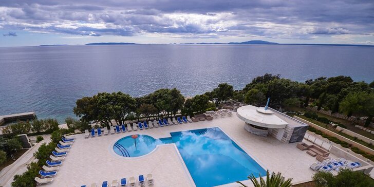 4* odpočinek v Dalmácii pro páry i rodiny: polopenze a bazén neomezeně