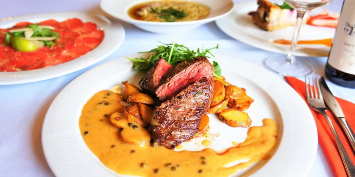 4chodové menu: carpaccio, dlouze tažený hovězí vývar, flank steak i dezert