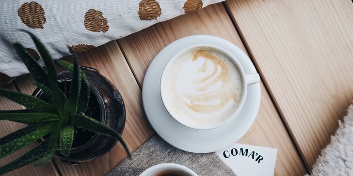 Káva a dezert v kavárně Coma'r: espresso, lungo, macchiato i flat white