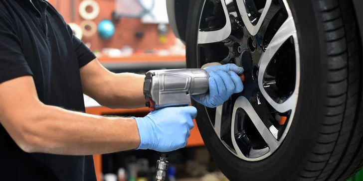 Kompletní přezutí kol nebo pneumatik osobního automobilu i s úschovou do příštího přezutí