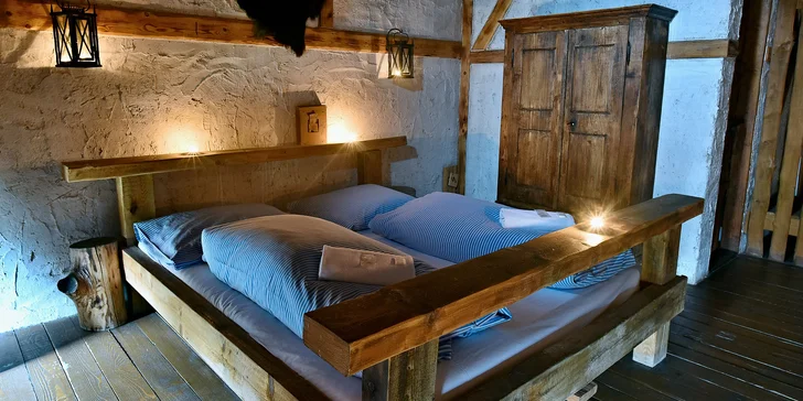 Bydlet budete ve Středověkém hotelu v provoněné světnici.