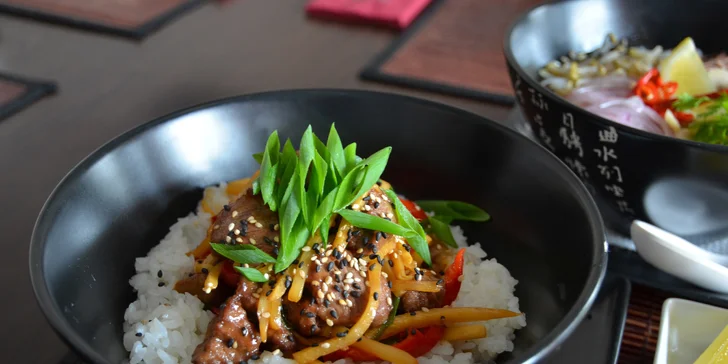 Japonské menu: tradiční omeleta s vepřovým i maso v teriyaki omáčce