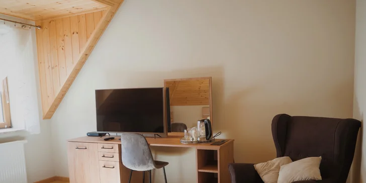Súčasťou izby je TV, rýchlovarná kanvica aj chladnička.