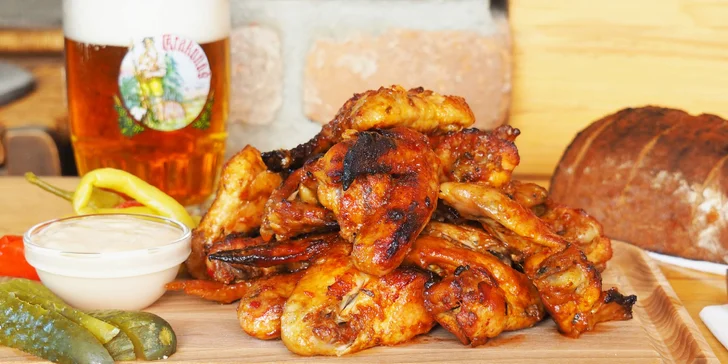 Pořádné jídlo: 1 kg pečených kuřecích křídel a 1/4 rozpečeného chleba