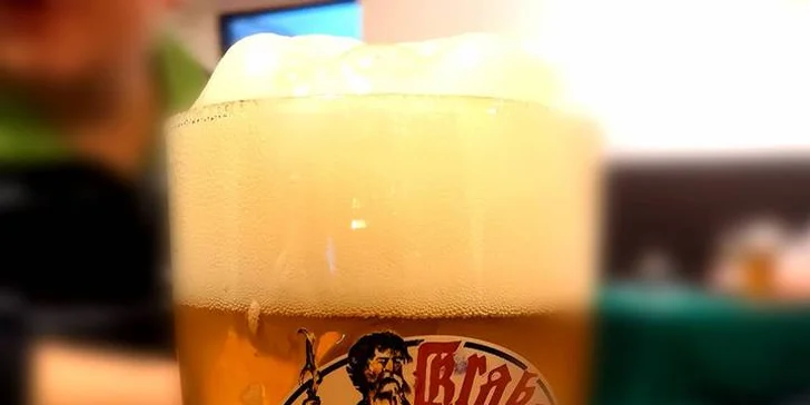Pořádné jídlo: 1 kg pečených kuřecích křídel a 1/4 rozpečeného chleba