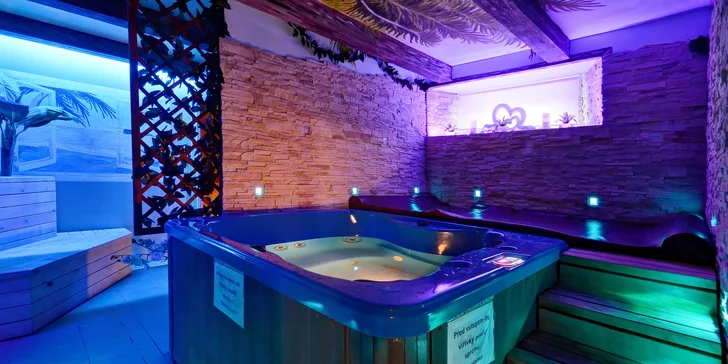 Odpočiňte si na chvíli: Romantické lenošení ve vířivce pro 2 osoby