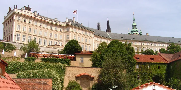 Ze střechy uvidíte na Pražský hrad, k Matyášově bráně to je pěšky ani ne 400 metrů. 