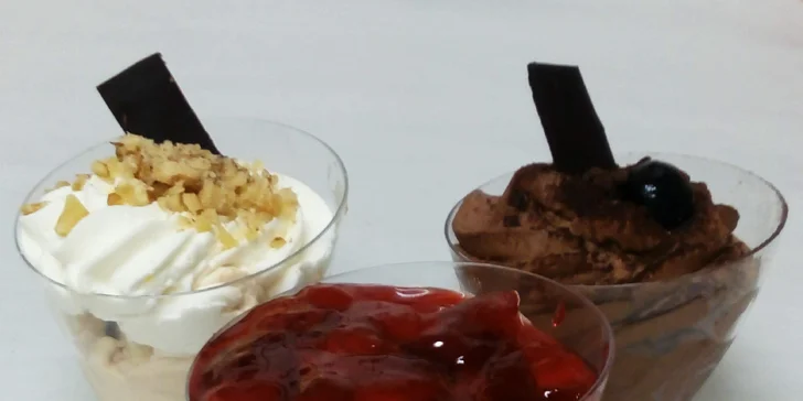 Jednoporcové dezerty – čokoládový, ořechový a panna cotta.