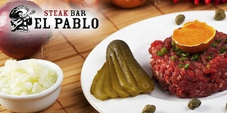 500gramový uruguayský tatarský biftek z hovězího rumpsteaku! Pořádná porce vynikajícího masa až pro ČTYŘI osoby, a k tomu 12 topinek s česnekem.
