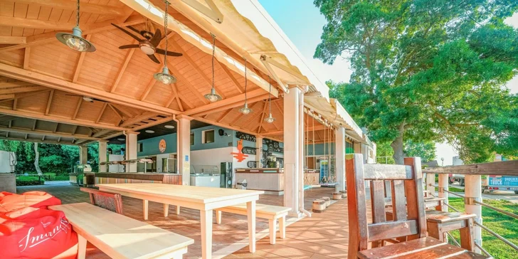 Za zmínku pak rozhodně stojí i plážová restaurace s barem (v provozu od poloviny června do poloviny září).