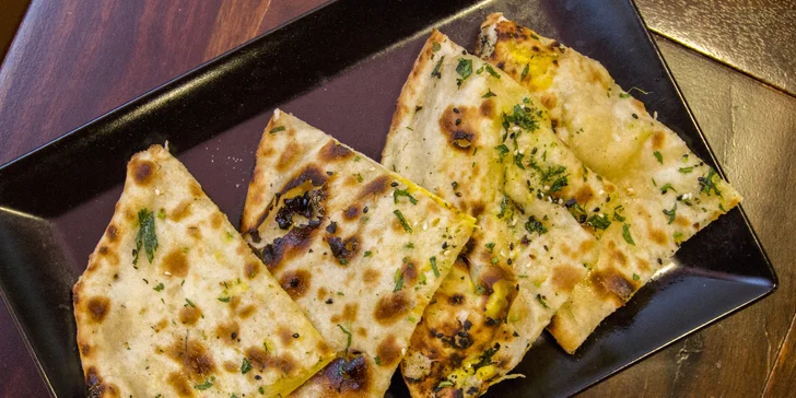 Typické indické placky Naan nebo Papad si zamilujete.